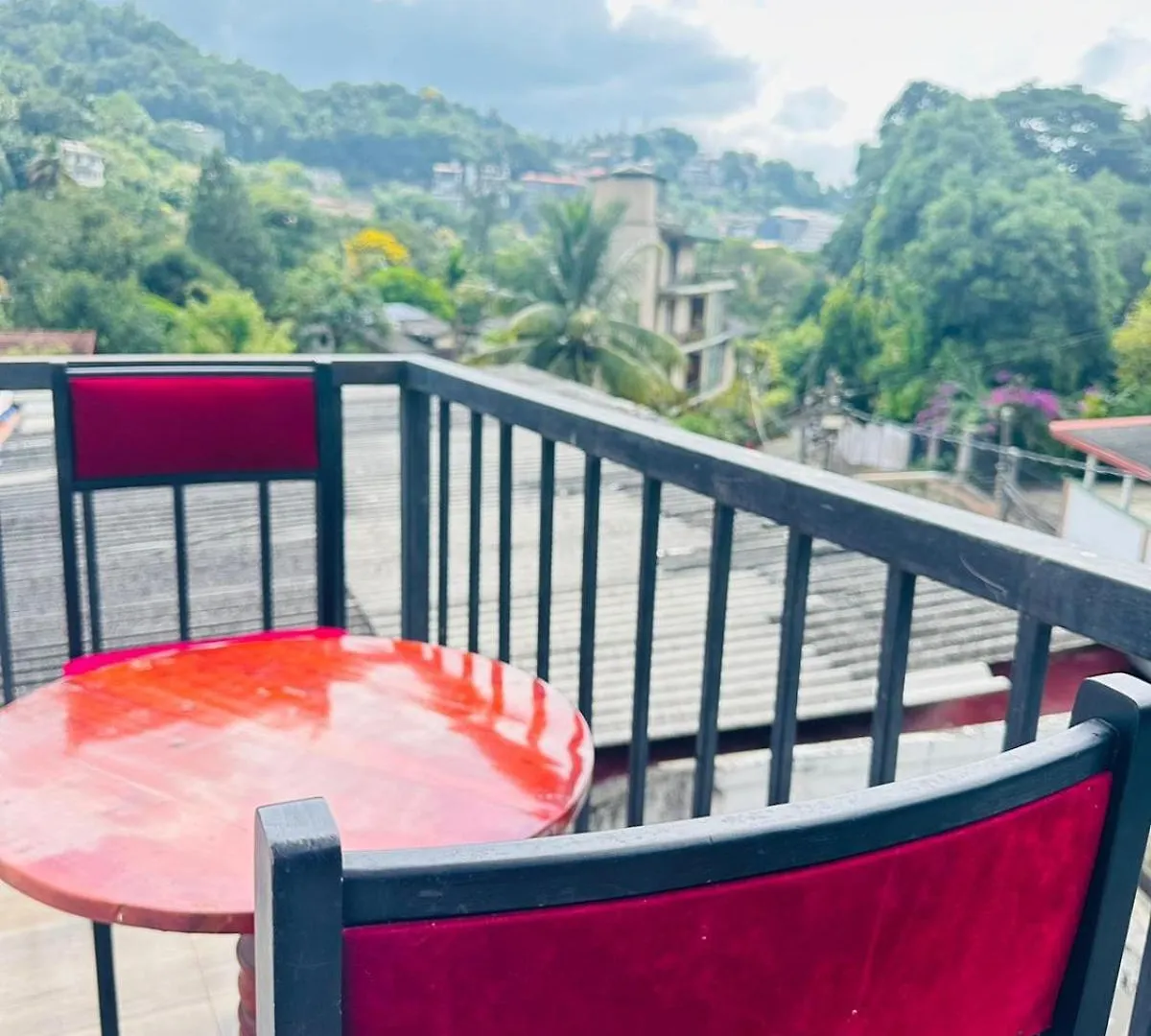Kandy Lakeside Escape