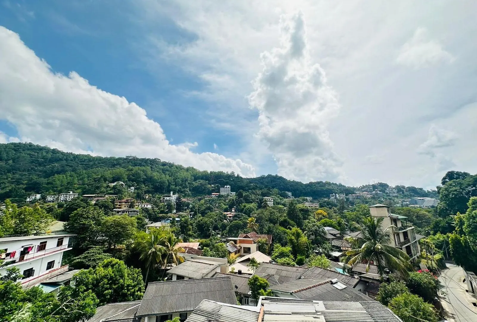 Kandy Lakeside Escape